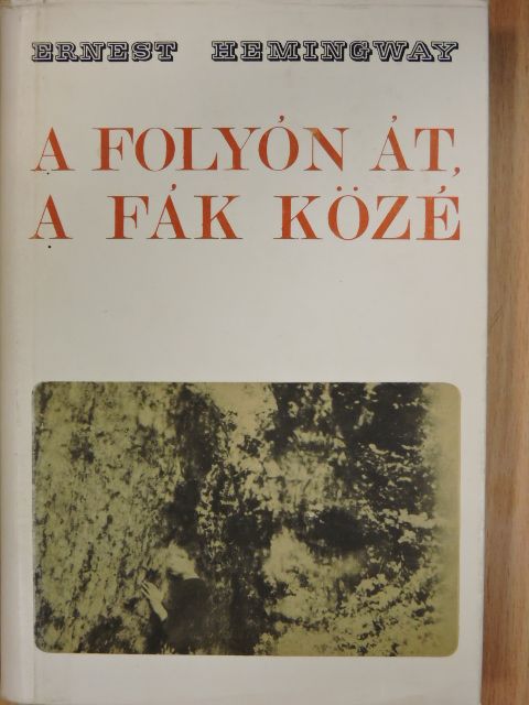 Ernest Hemingway - A folyón át, a fák közé [antikvár]