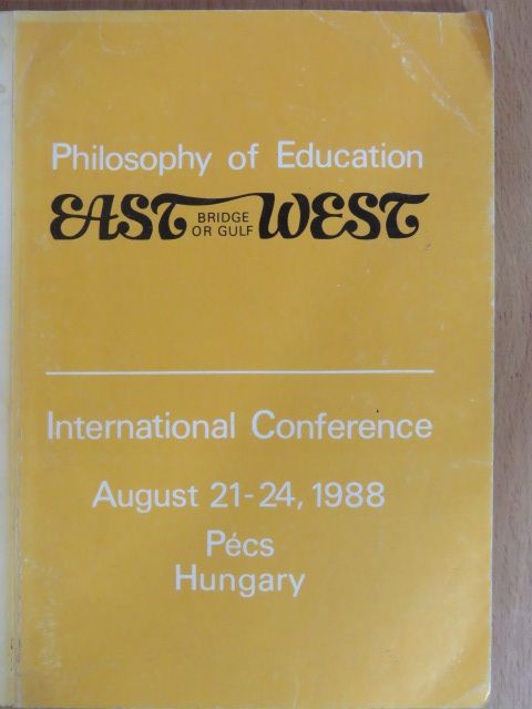 John White - Philosophy of Education between East and West - Bridge or Gulf [antikvár]