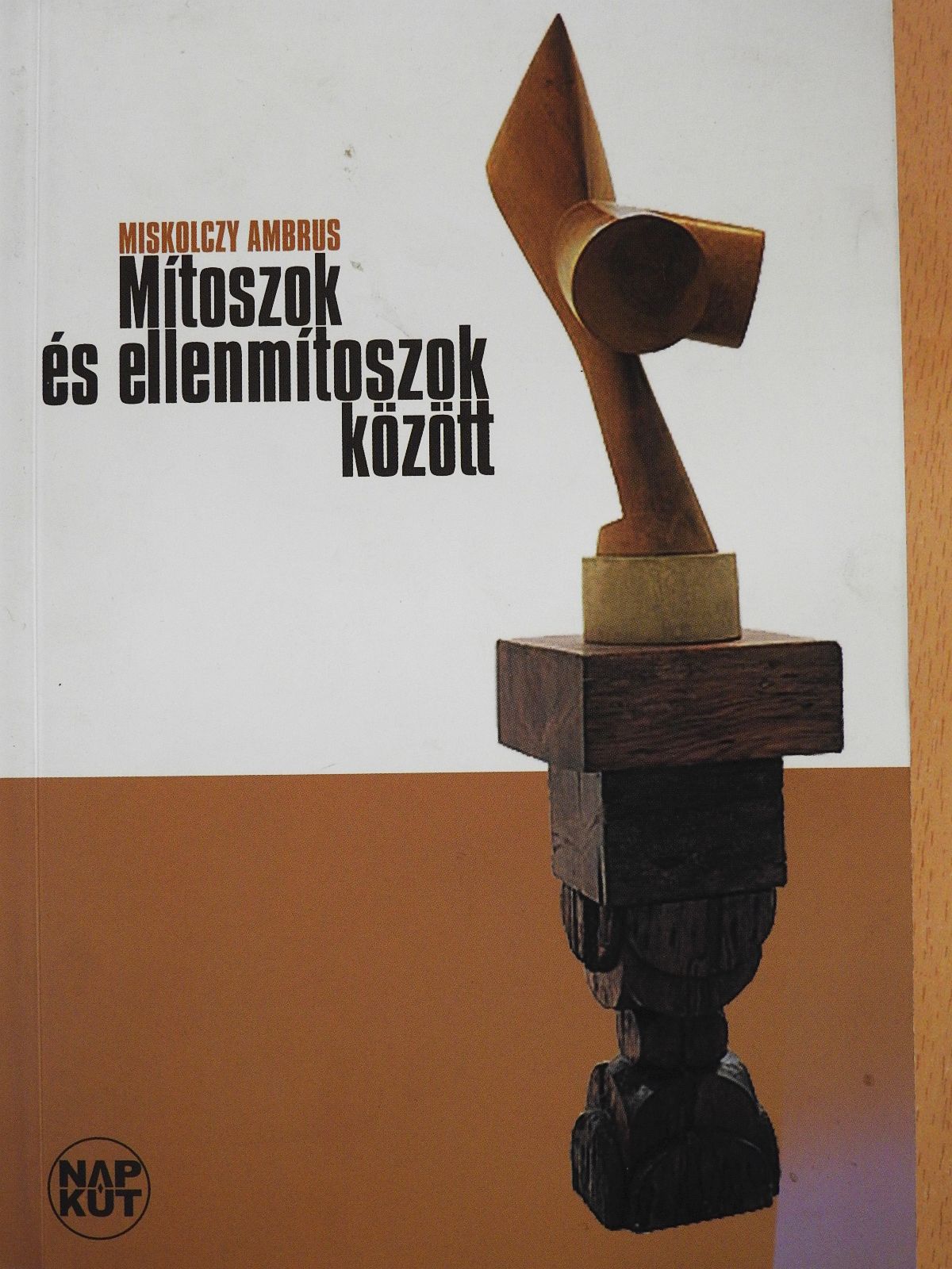 Miskolczy Ambrus - Mítoszok és ellenmítoszok között (dedikált példány) [antikvár]