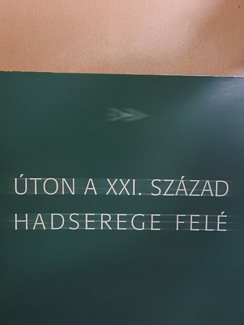 Úton a XXI. század hadserege felé [antikvár]