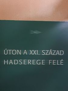 Úton a XXI. század hadserege felé [antikvár]