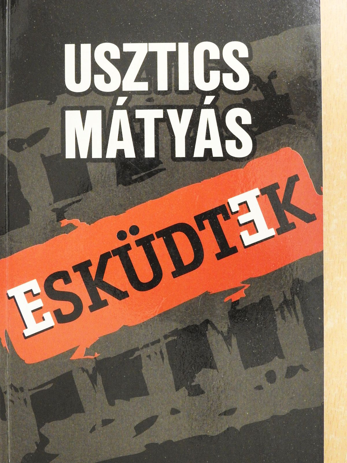 Usztics Mátyás - Esküdtek (dedikált példány) [antikvár]