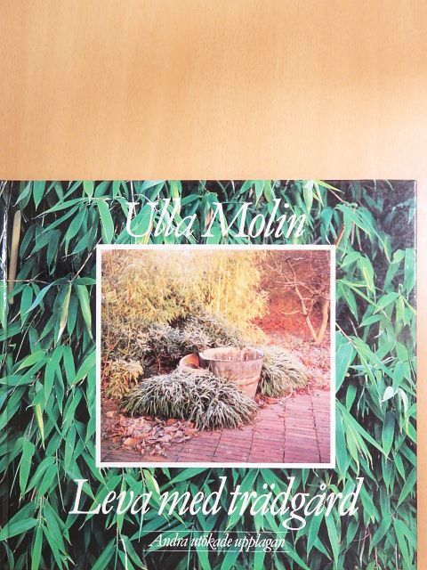Ulla Molin - Leva med trädgard [antikvár]