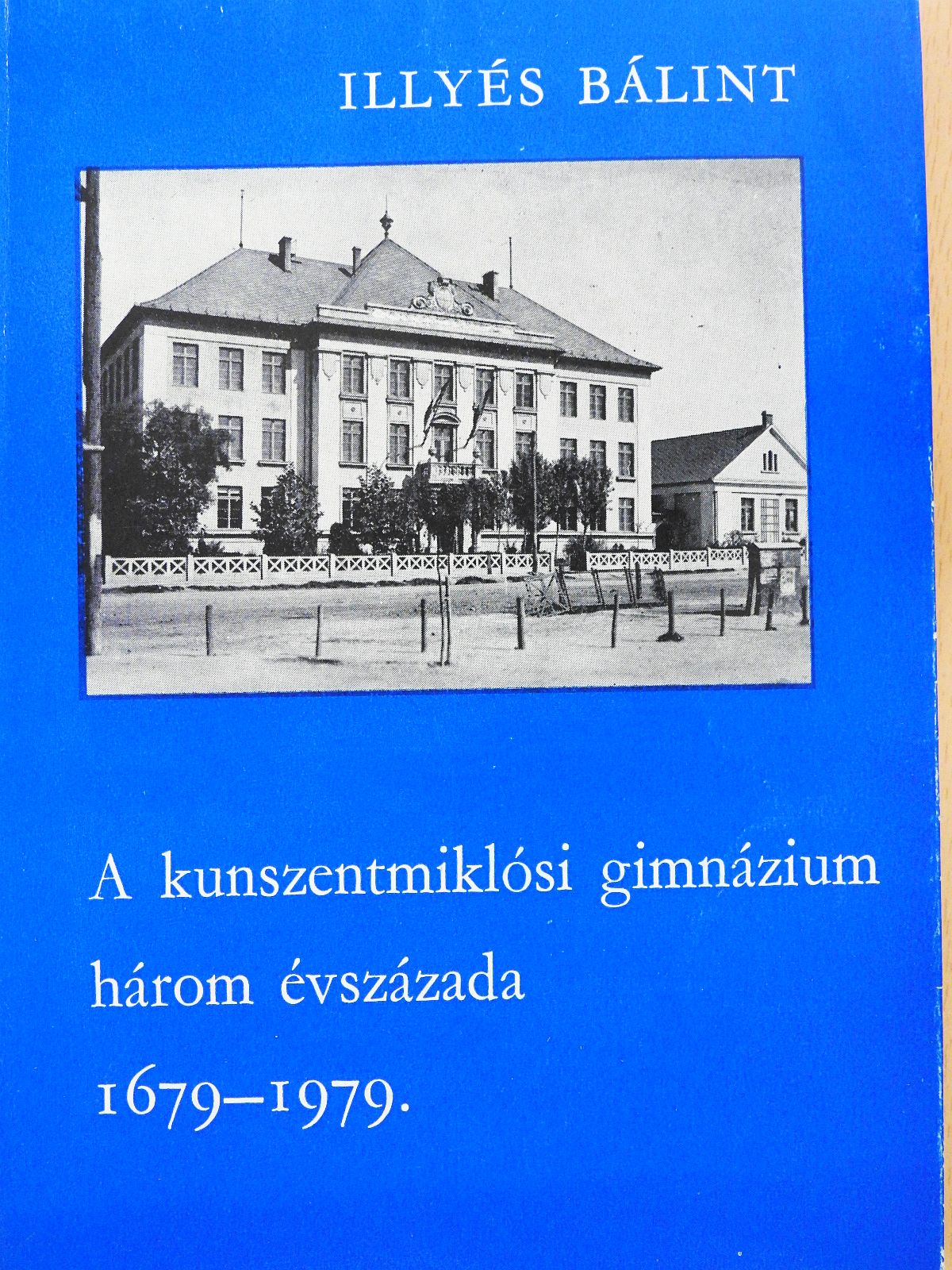 Illyés Bálint - A kunszentmiklósi gimnázium három évszázada (dedikált példány) [antikvár]