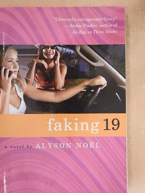 Alyson Noël - Faking 19 [antikvár]