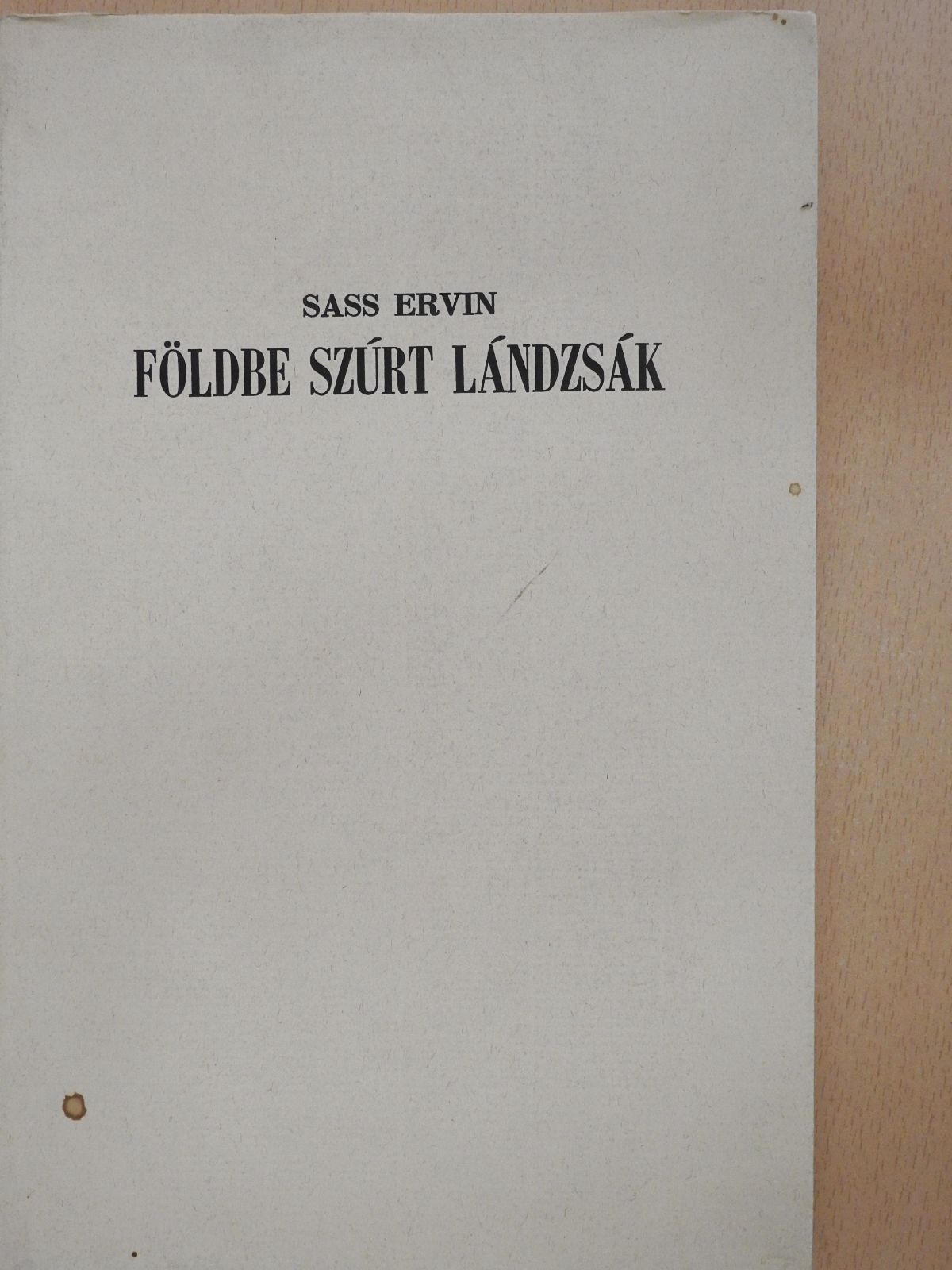 Sass Ervin - Földbe szúrt lándzsák (aláírt, számozott példány) [antikvár]