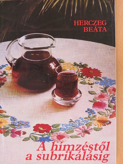 Herczeg Beáta - A hímzéstől a subrikálásig [antikvár]