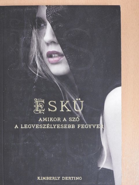 Kimberly Derting - Eskü [antikvár]