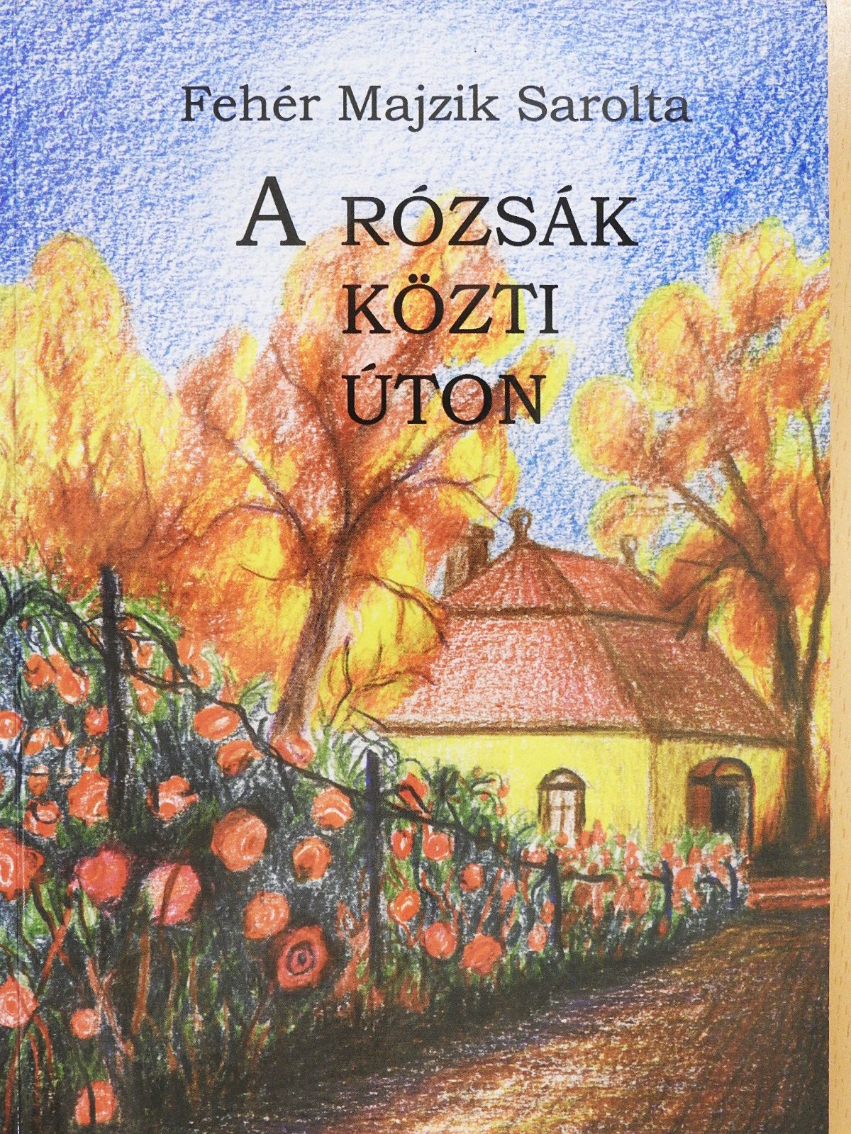 Fehér Majzik Sarolta - A rózsák közti úton (dedikált példány) [antikvár]