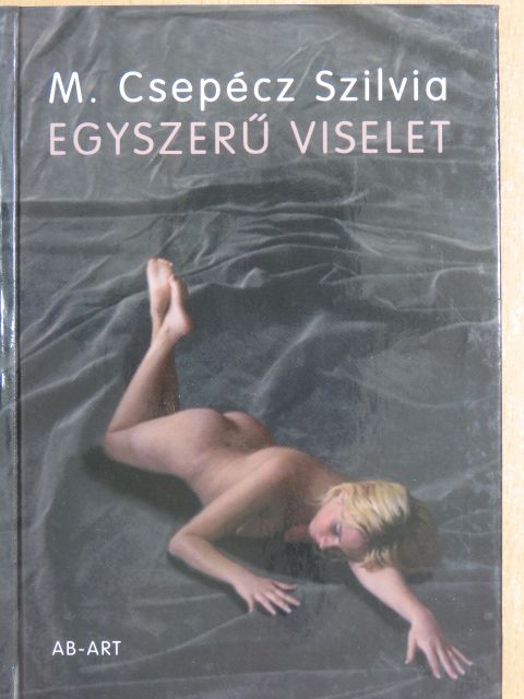 M. Csepécz Szilvia - Egyszerű viselet [antikvár]
