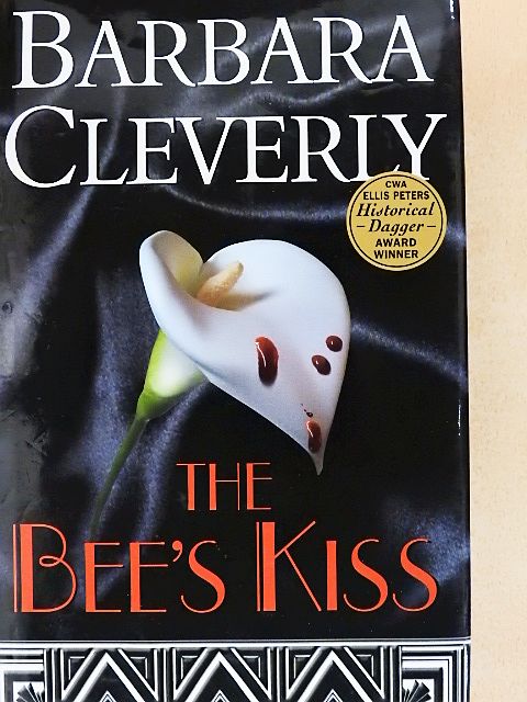 Barbara Cleverly - The Bee's Kiss [antikvár]