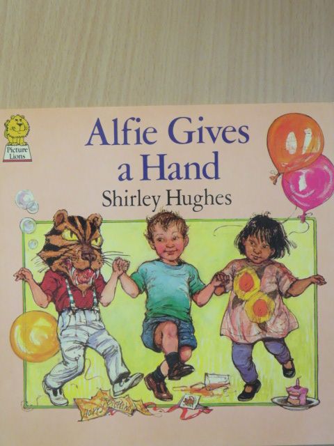 Shirley Hughes - Alfie Gives a Hand [antikvár]