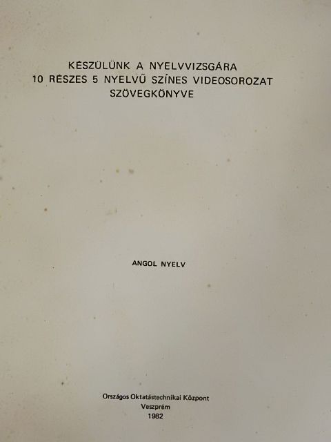 Készülünk a nyelvvizsgára 10 részes 5 nyelvű színes videosorozat szövegkönyve - Angol nyelv [antikvár]