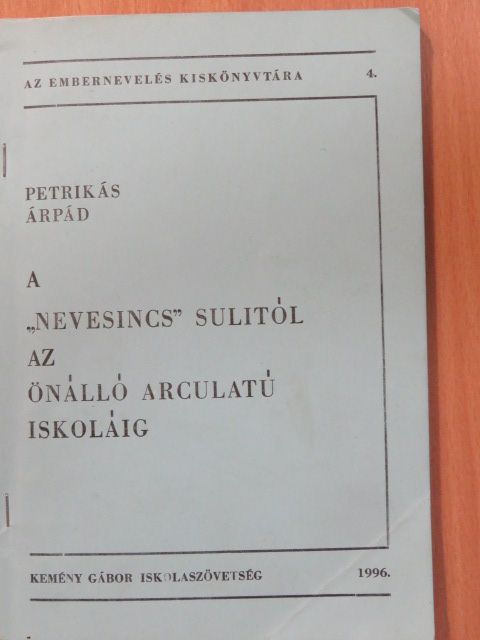 Petrikás Árpád - A "nevesincs" sulitól az önálló arculatú iskoláig (dedikált példány) [antikvár]