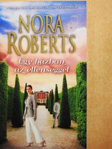 Nora Roberts - Egy házban az ellenséggel [antikvár]