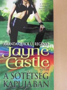 Amanda Quick - A sötétség kapujában [antikvár]