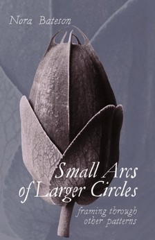 Bateson Nora - Small Arcs of Larger Circles - Framing Through Other Patterns [eKönyv: epub, mobi]