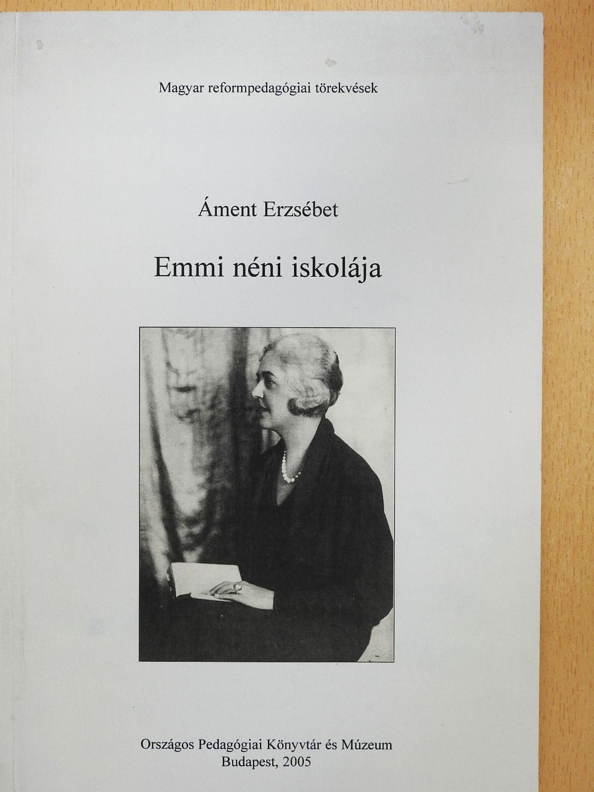 Áment Erzsébet - Emmi néni iskolája (dedikált példány) [antikvár]