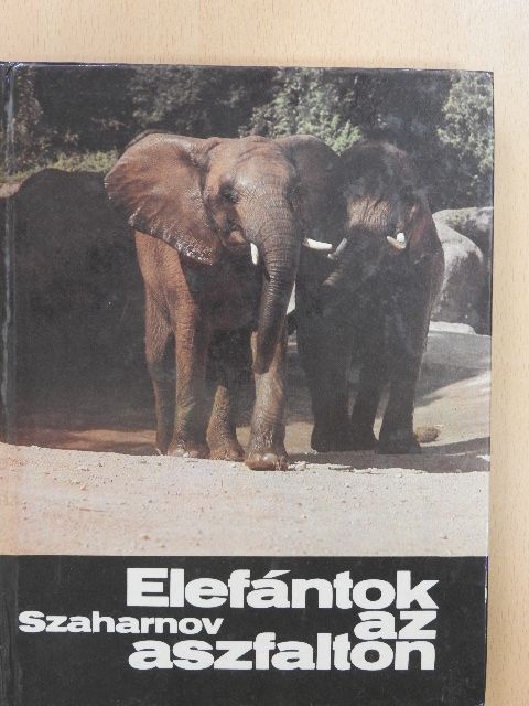 Szvjatoszlav Szaharnov - Elefántok az aszfalton [antikvár]