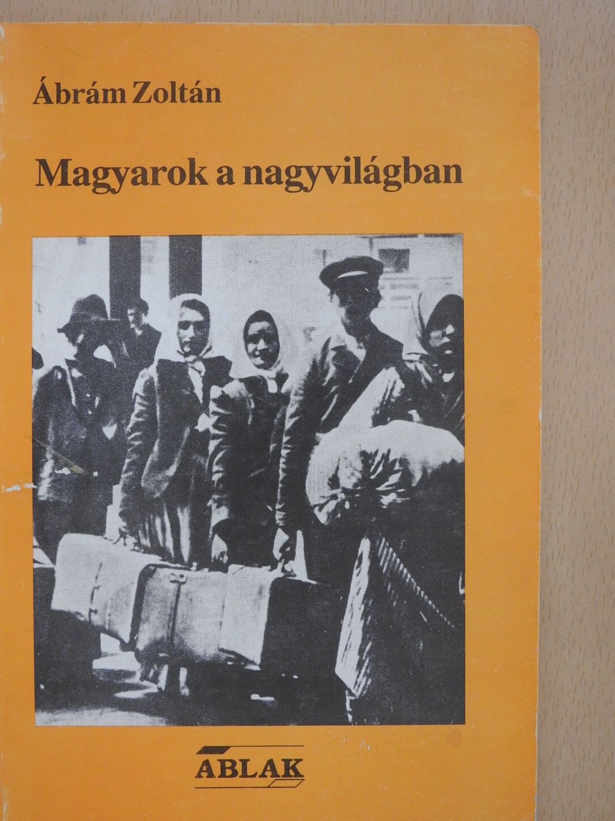 Ábrám Zoltán - Magyarok a nagyvilágban (dedikált példány) [antikvár]
