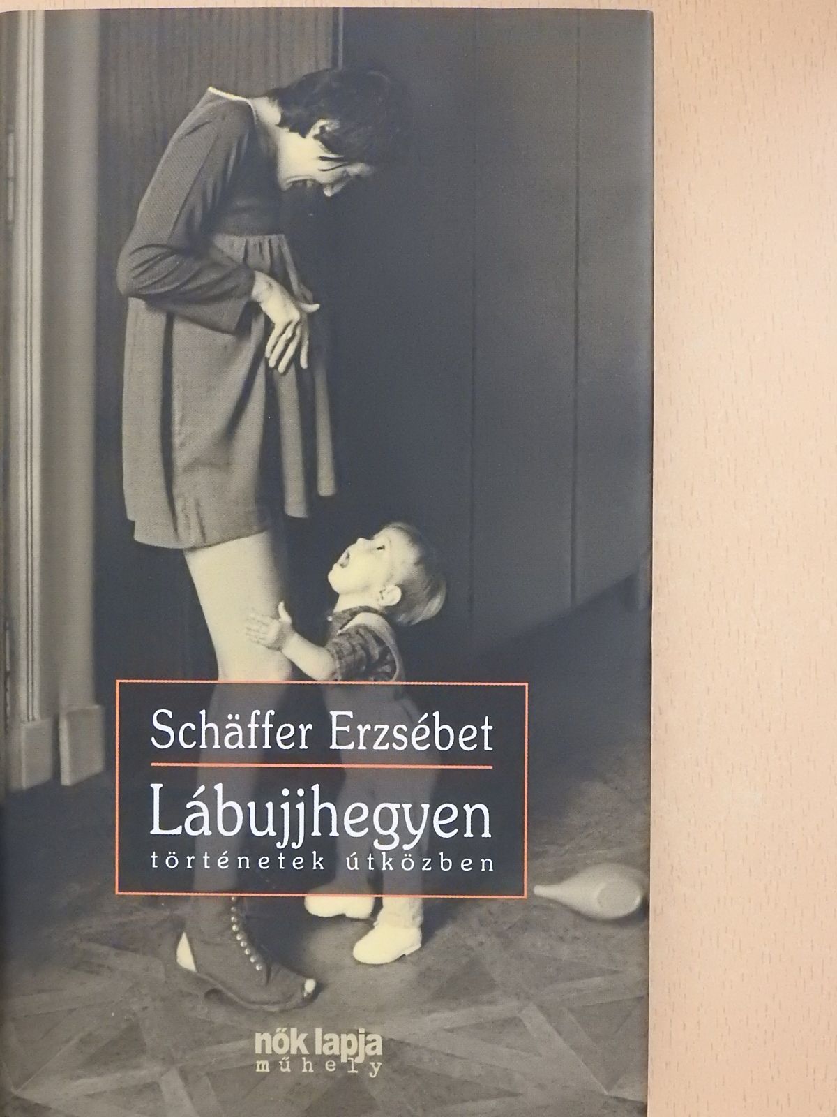 Schäffer Erzsébet - Lábujjhegyen (dedikált példány) [antikvár]