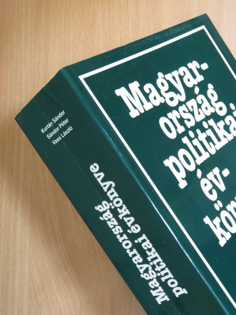 Ágh Attila - Magyarország politikai évkönyve 2000 [antikvár]