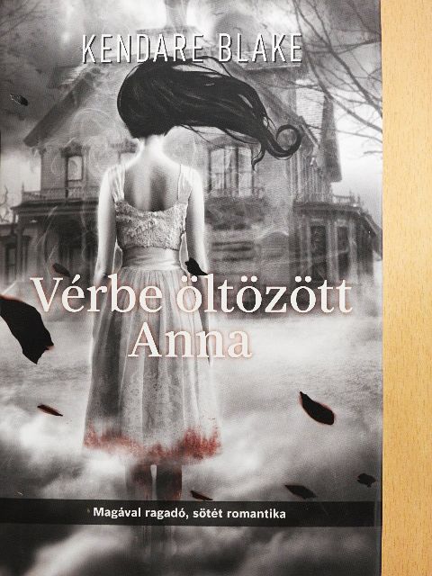 Kendare Blake - Vérbe öltözött Anna [antikvár]