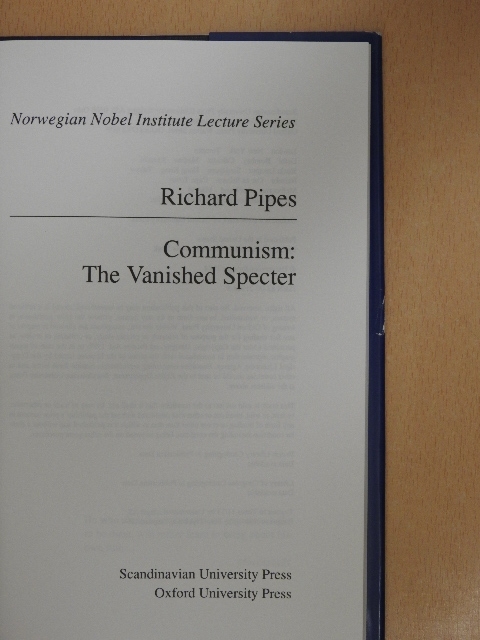 Richard Pipes - Communism: The Vanished Specter [antikvár]