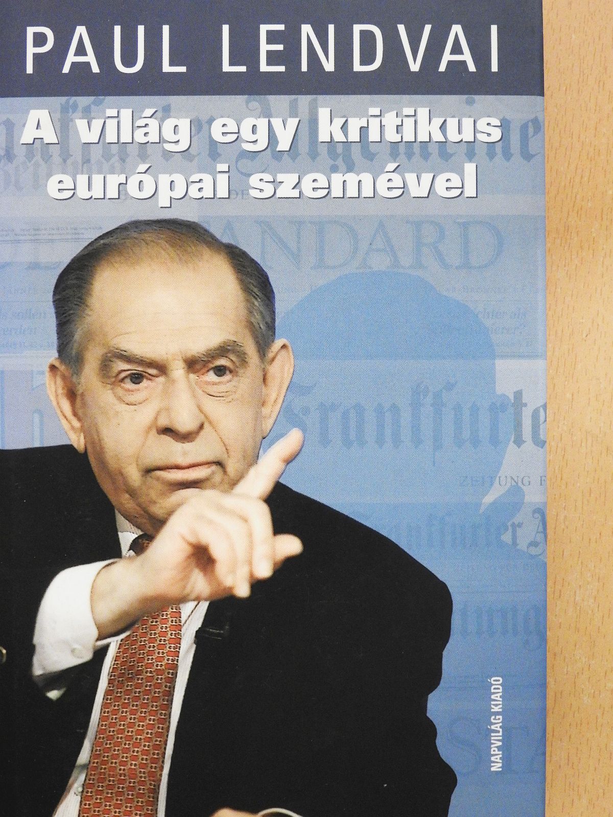 Paul Lendvai - A világ egy kritikus európai szemével (dedikált példány) [antikvár]