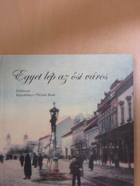 Gazdag István - Egyet lép az ősi város [antikvár]