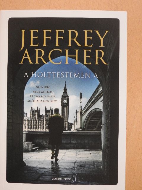 Jeffrey Archer - A holttestemen át [antikvár]