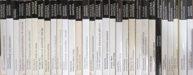 Bakay Kornél - "30 kötet a Magyar História sorozatból (nem teljes sorozat)" [antikvár]