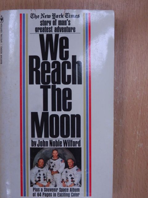 John Noble Wilford - We Reach the Moon [antikvár]
