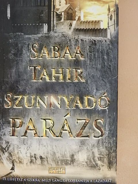 Sabaa Tahir - Szunnyadó parázs [antikvár]