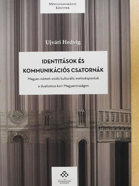 Ujvári Hedvig - Identitások és kommunikációs csatornák [antikvár]