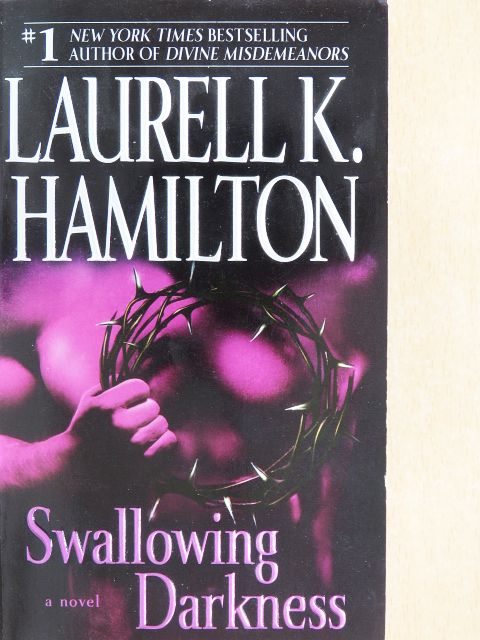 Laurell K. Hamilton - Swallowing Darkness [antikvár]