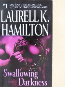 Laurell K. Hamilton - Swallowing Darkness [antikvár]