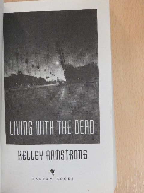 Kelley Armstrong - Living With the Dead [antikvár]