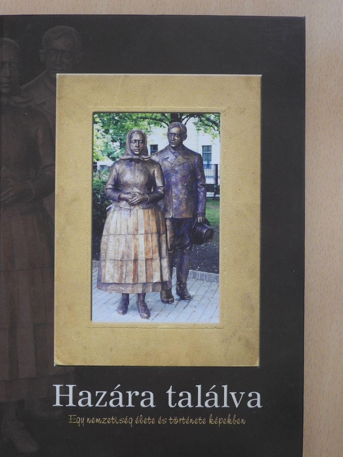 Elisch Jánosné - Hazára találva (dedikált példány) [antikvár]