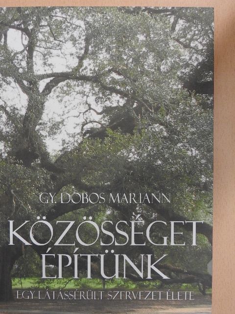 Gy. Dobos Mariann - Közösséget építünk [antikvár]