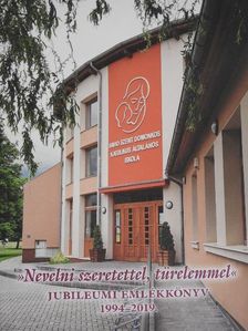 Nevelni szeretettel, türelemmel [antikvár]