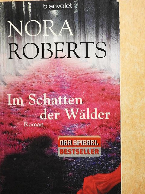 Nora Roberts - Im Schatten der Wälder [antikvár]