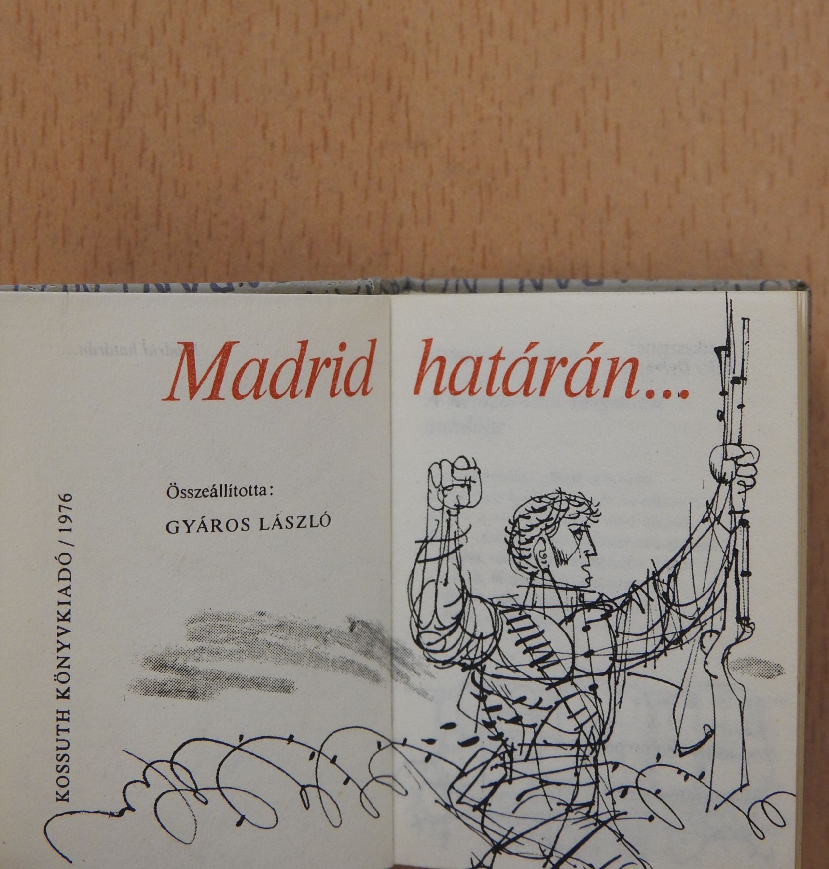 Dolores Ibarruri - Madrid határán... (minikönyv) [antikvár]