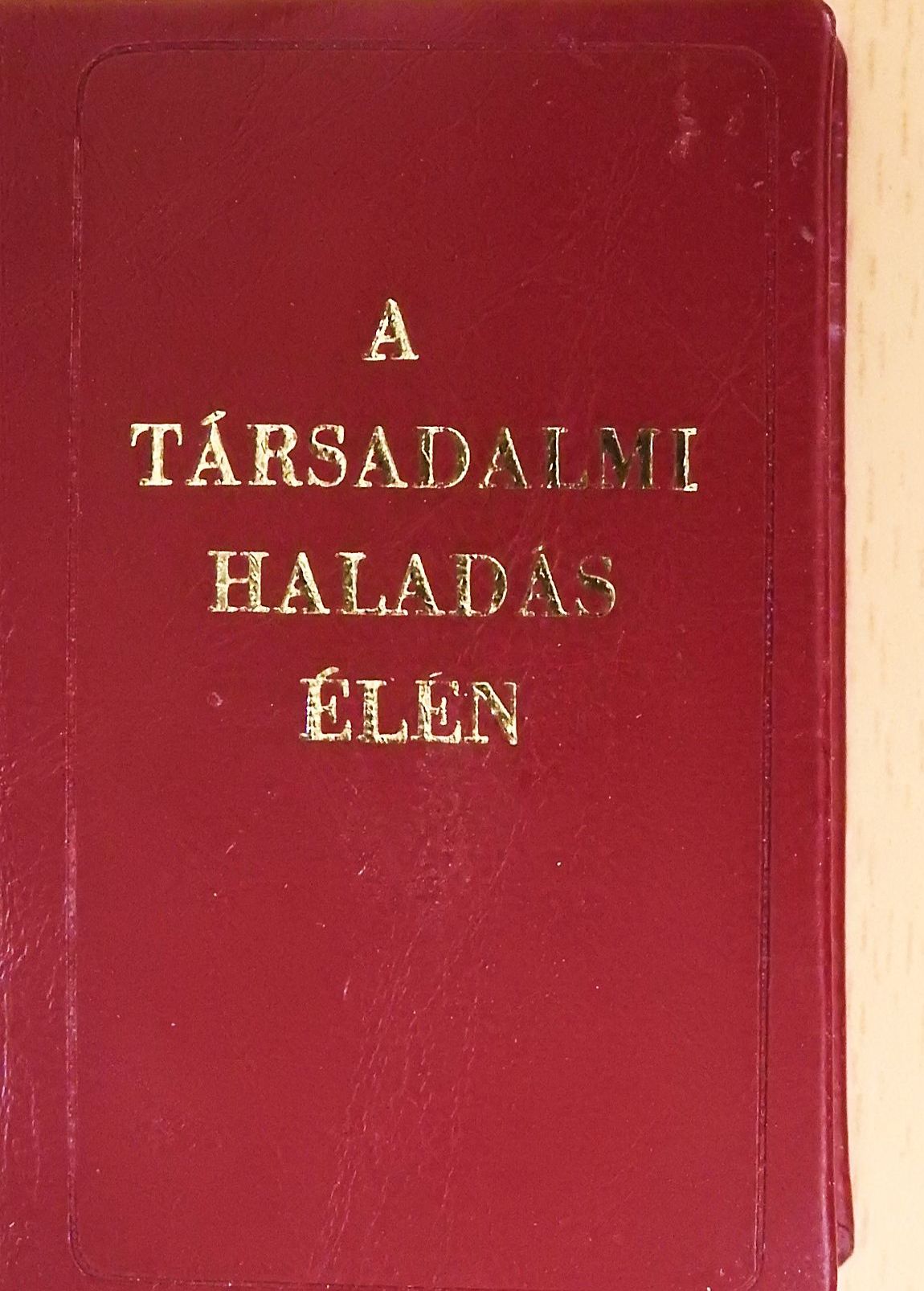 A társadalmi haladás élén (minikönyv) [antikvár]