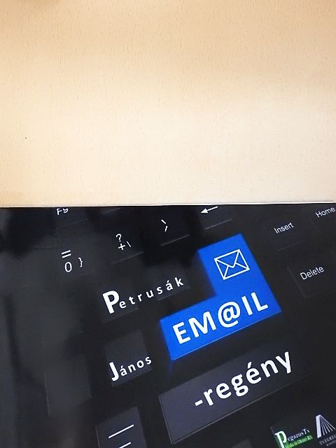 Petrusák János - Email-regény [antikvár]