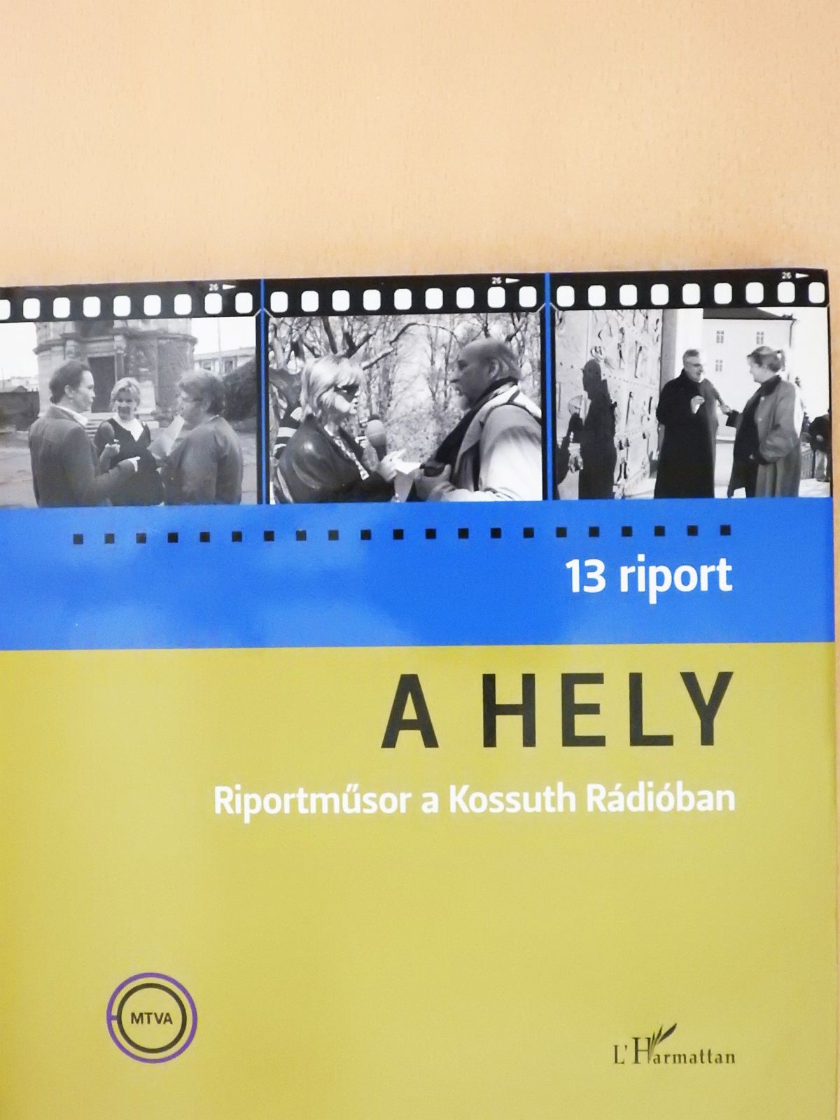 A hely (többszörösen dedikált példány) [antikvár]