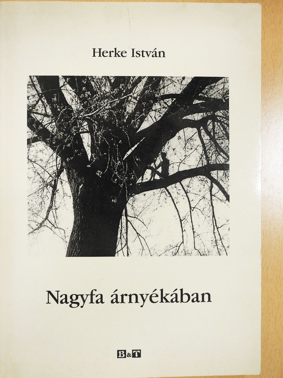 Herke István - Nagyfa árnyékában (dedikált példány) [antikvár]