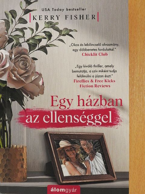 Kerry Fisher - Egy házban az ellenséggel [antikvár]