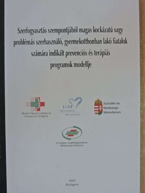 Dr. Mikácsy Péter - Szerfogyasztás szempontjából magas kockázatú vagy problémás szerhasználó, gyermekotthonban lakó fiatalok számára indikált prevenciós és terápiás programok modellje [antikvár]