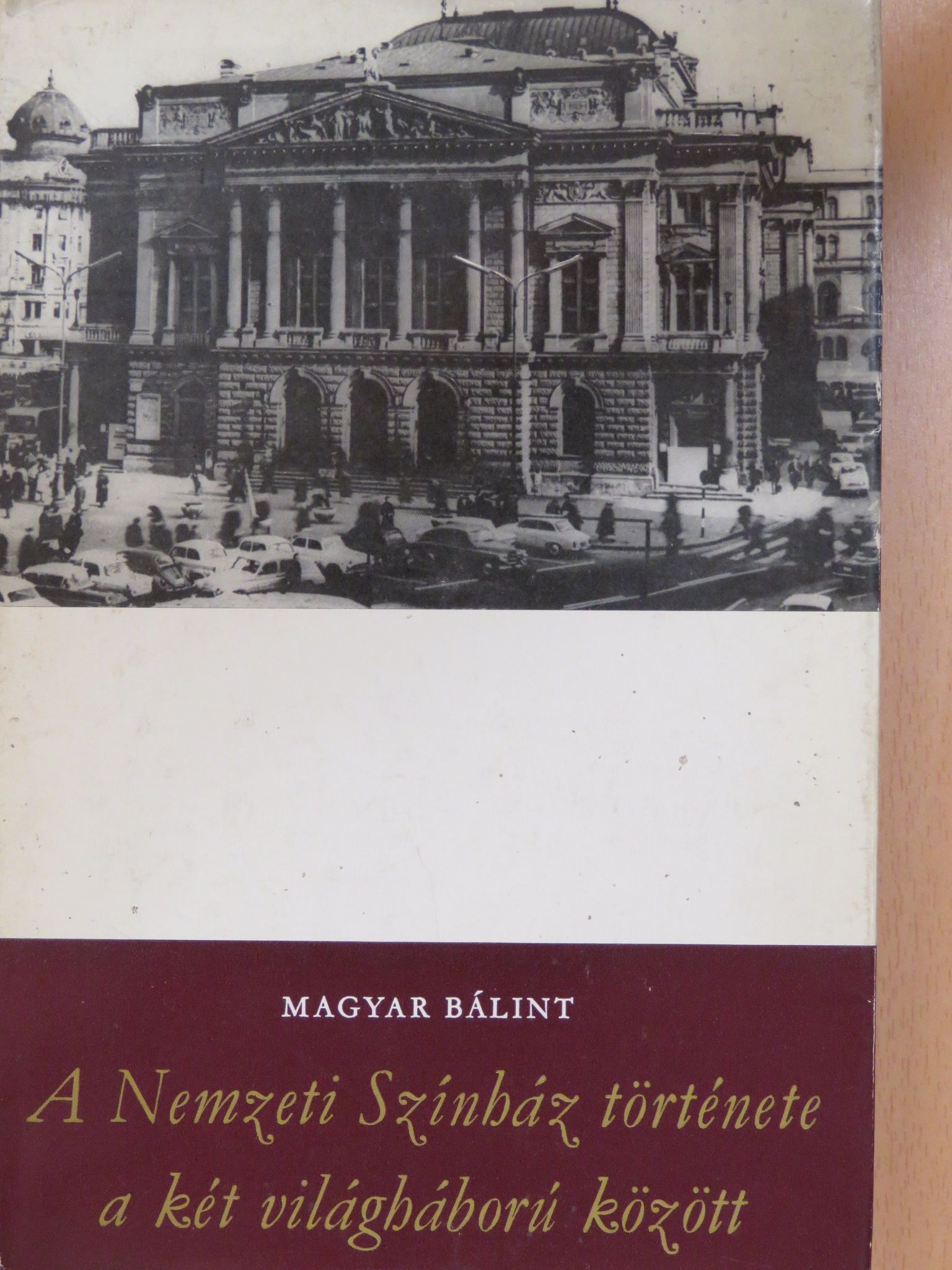 Magyar Bálint - A Nemzeti Színház története a két világháború között (dedikált példány) [antikvár]